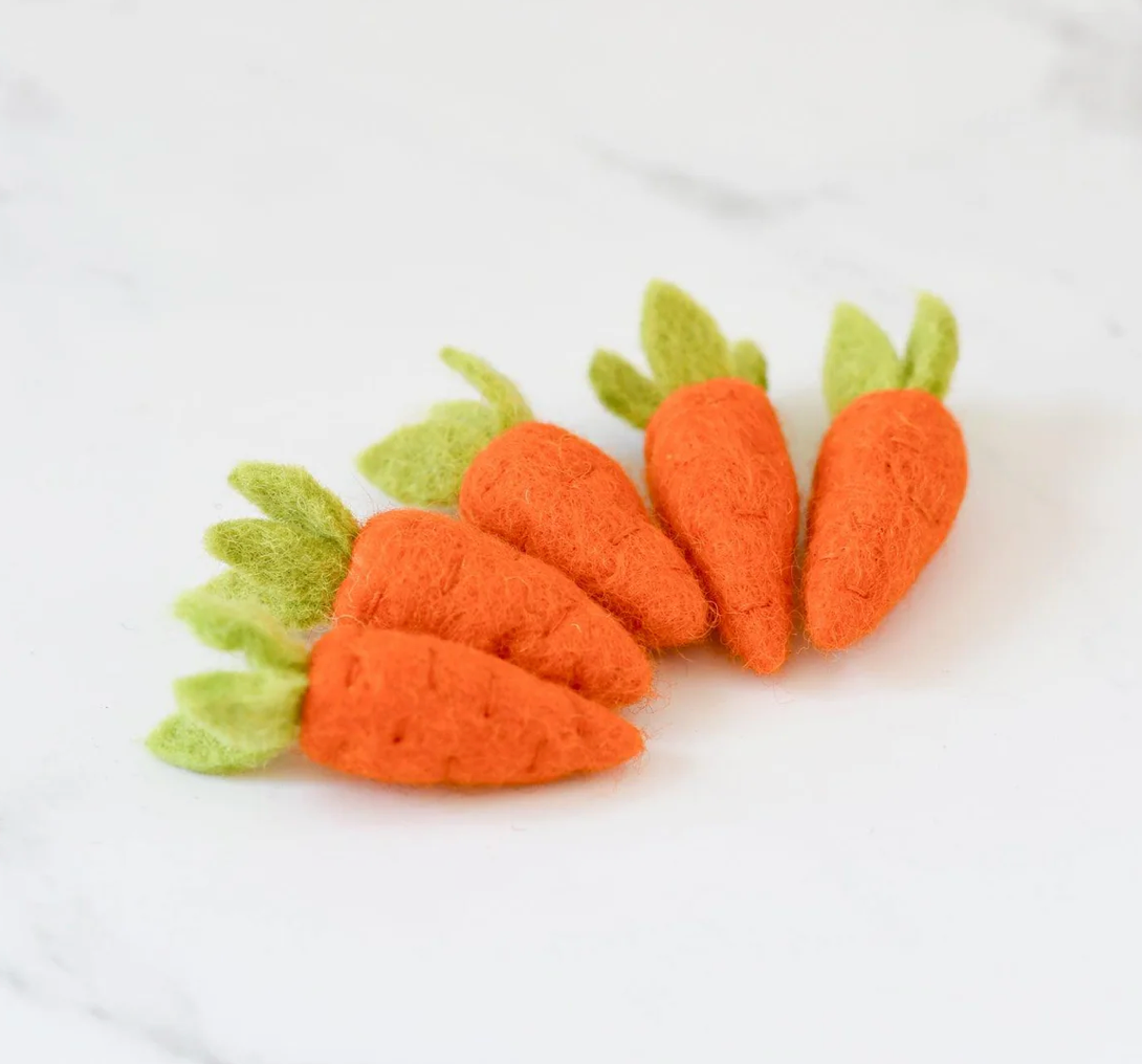 5 Mini felt carrots