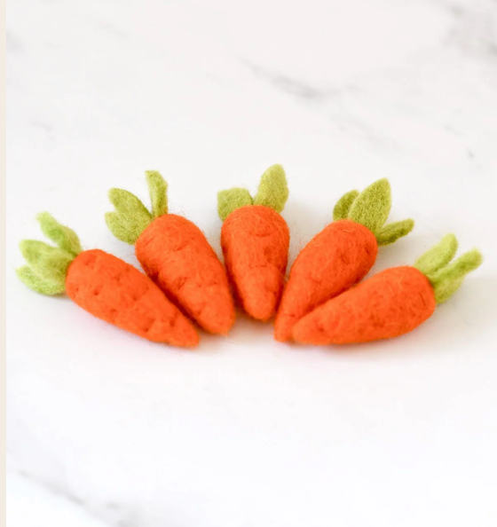 5 Mini felt carrots