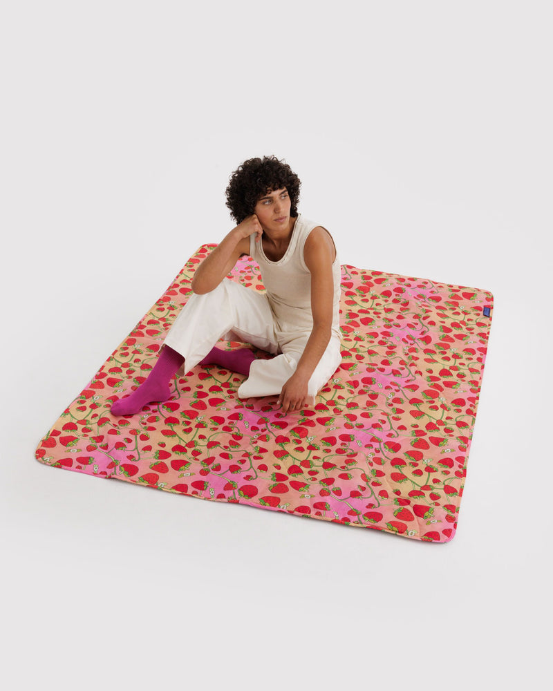 Puffy picnic blanket | strawberry blossom